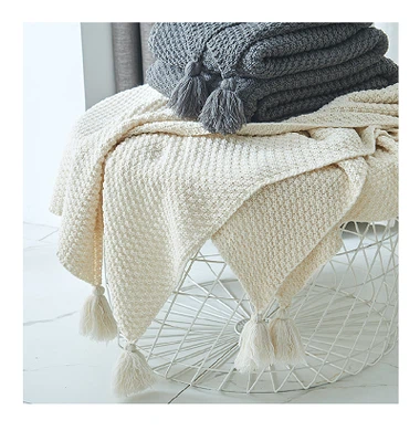 Strikket kastetæppe med kvaster